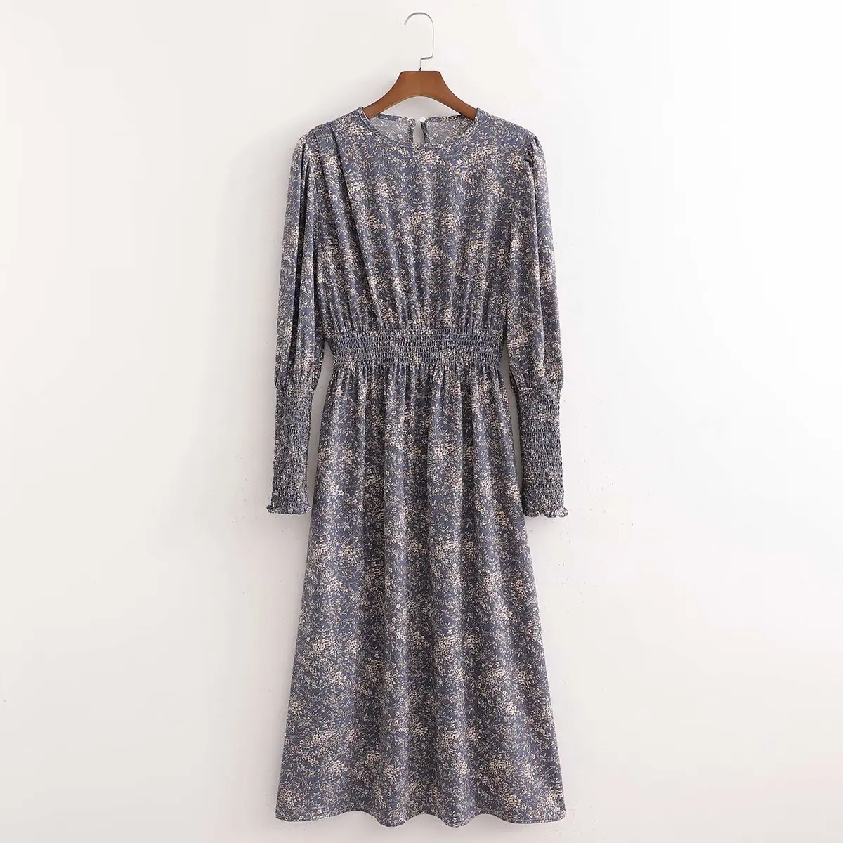 Женское платье с круглым вырезом длинное фиолетовое цветочным принтом и