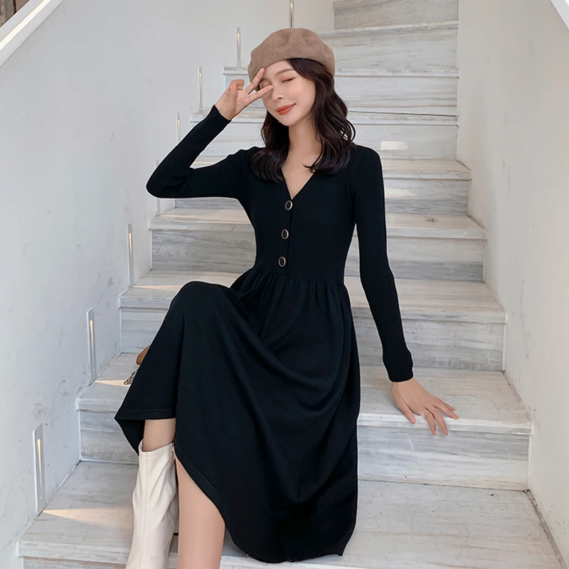 Женское платье-трапеция на пуговицах с V-образным вырезом и длинным рукавом |
