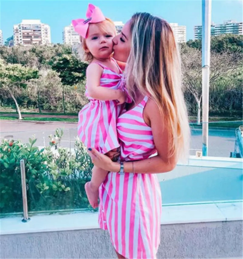 Летние Семейные комплекты мини платье без рукавов в полоску с v образным вырезом