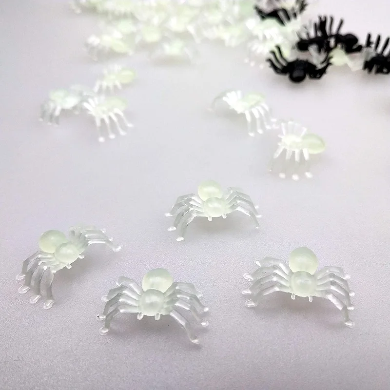 

100pcs Plastic Luminous Spider Toys Fake Glow in The Dark Spiders for Creepy Halloween Party Decor Indoor Outdoor Prank Props