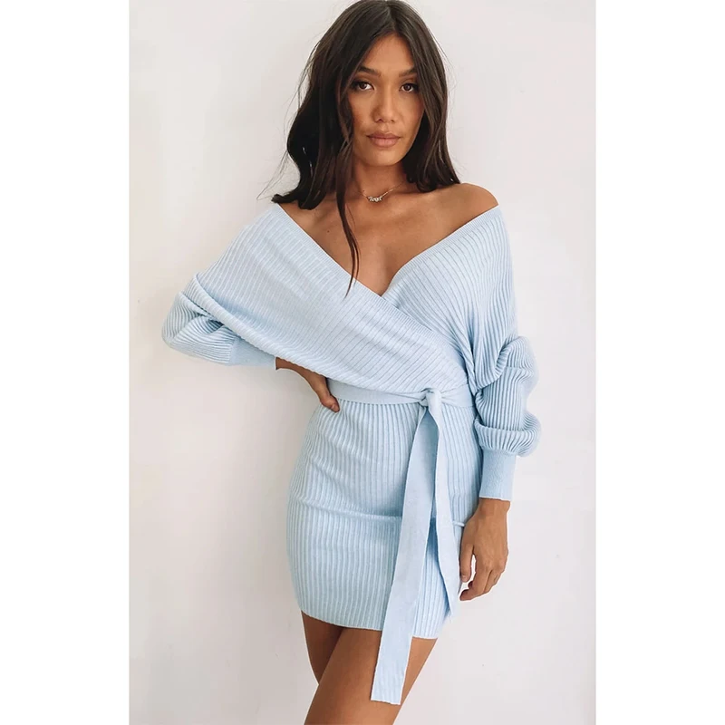 Зимнее трикотажное женское платье-свитер свободного кроя с рукавами летучая