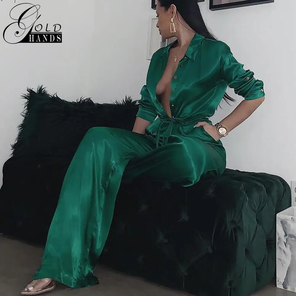 Женский атласный комбинезон на пуговицах с глубоким v-образным вырезом и поясом