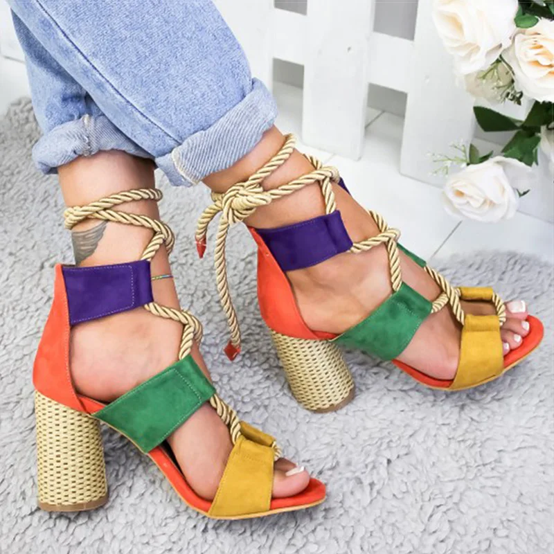 Женские босоножки на танкетке сандалии-гладиаторы с острым носком и шнуровкой из