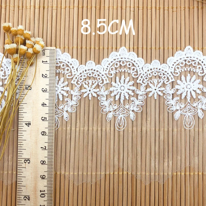 Кружевная ткань с цветочной вышивкой