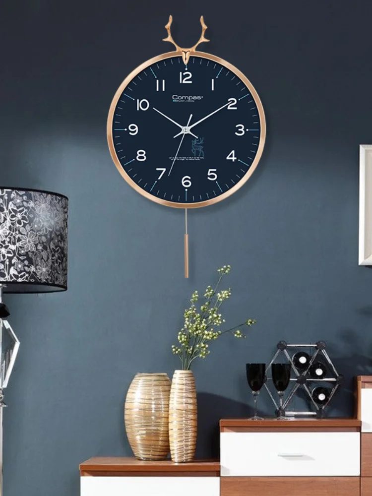 Часы с изображением головы оленя маятником золотого цвета бесшумные простые