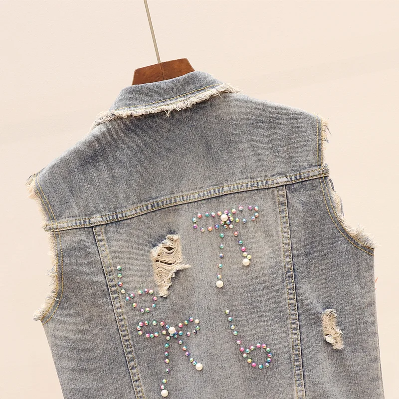 Женский джинсовый жилет облегающий без рукавов с аппликацией из бисера и цветов