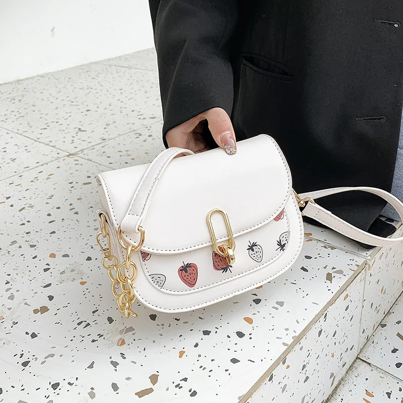 Маленькая женская сумка с принтом клубники весна/лето 2021 сумка-седло на одно