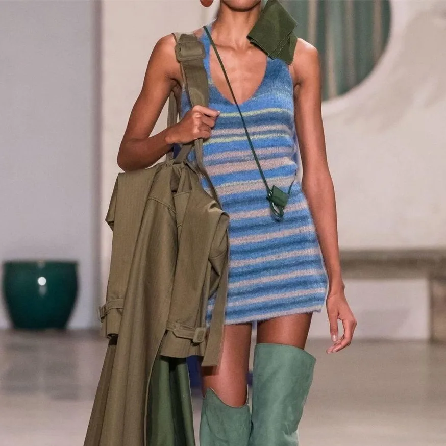 Платье-мини женское трикотажное в полоску с V-образным вырезом и открытой спиной