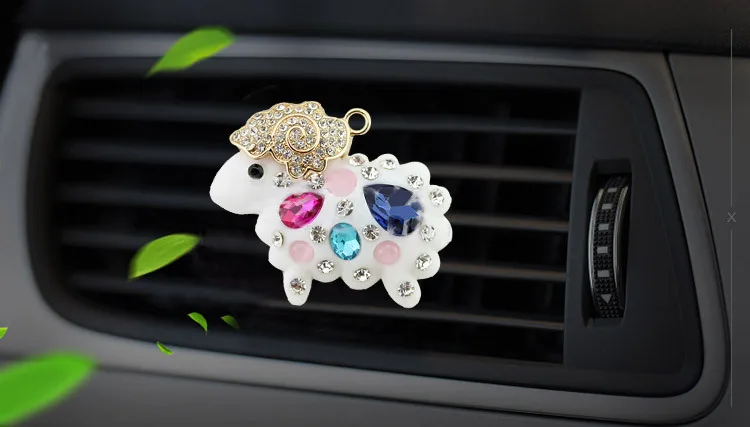 

Diamond cartoon sheep car air outlet perfume clip High-end creative car air conditioner perfume clip Aromatherapy clip