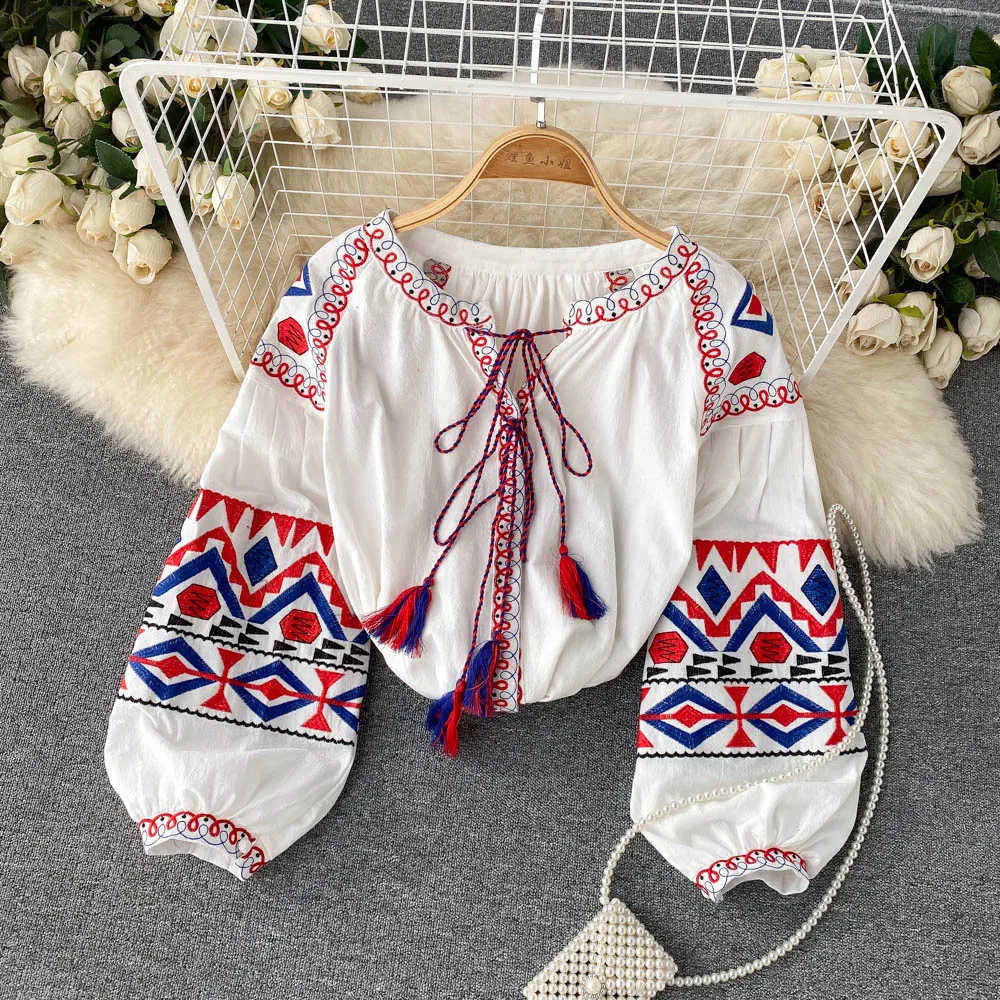 

Женская рубашка с вышивкой, круглым вырезом и длинным рукавом