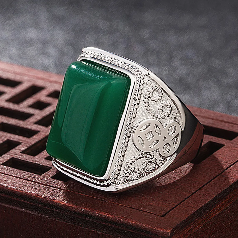 Кольцо мужское с изумрудом и нефритом большая винтажная резьба цвет