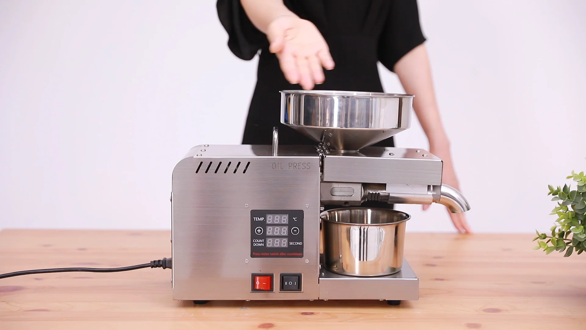 

Home Use Mini Oil Press Machine / sunflower Oil Extractor / vegetable Seeds Oil Press