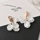 Женские Висячие серьги-подвески в Корейском стиле, белые акриловые украшения с лепестками цветов, модные эффектные ювелирные украшения из сплава