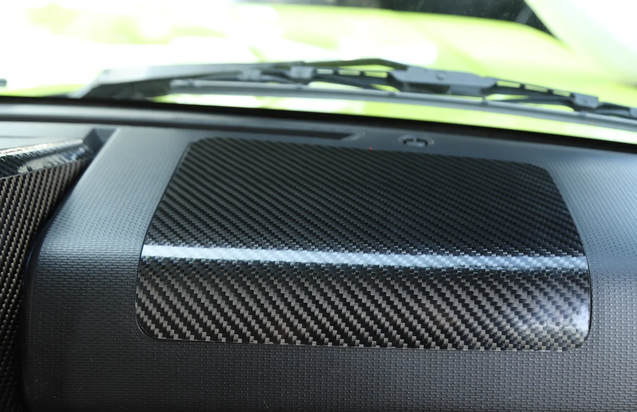 Чехол из углеродного волокна для центральной консоли приборной панели Suzuki Jimny 2019