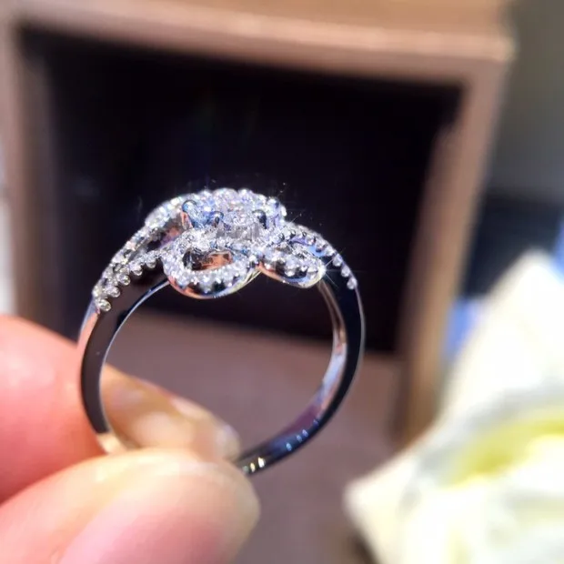 Кольцо из чистого золота 18 карат с натуральными бриллиантами красивое кольцо