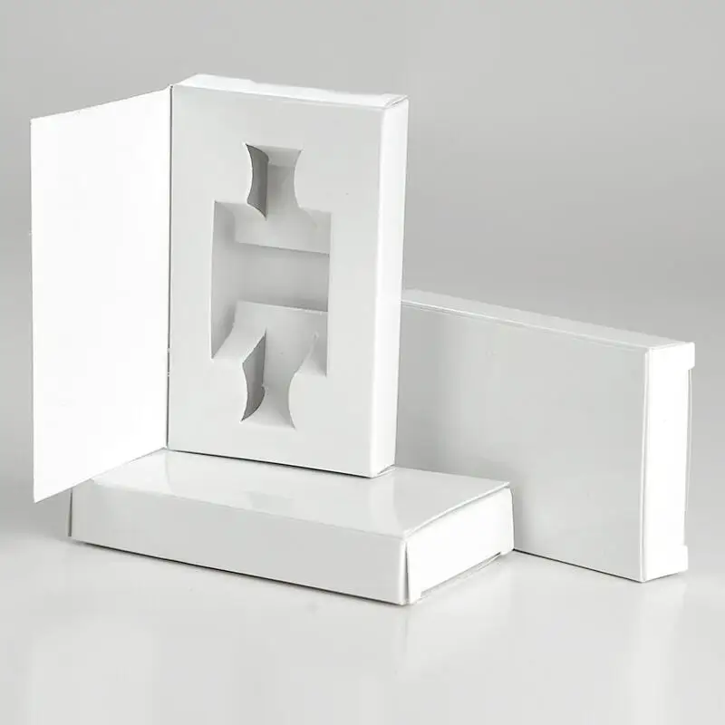 Пустой стеклянный флакон для духов с распылителем и картонными коробками по