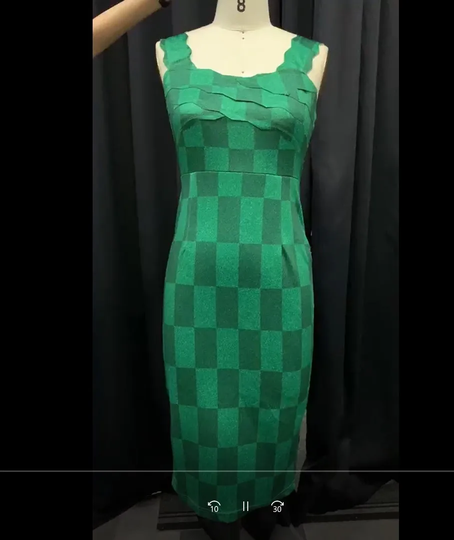 Женское платье до середины икры зеленое облегающее с квадратным вырезом