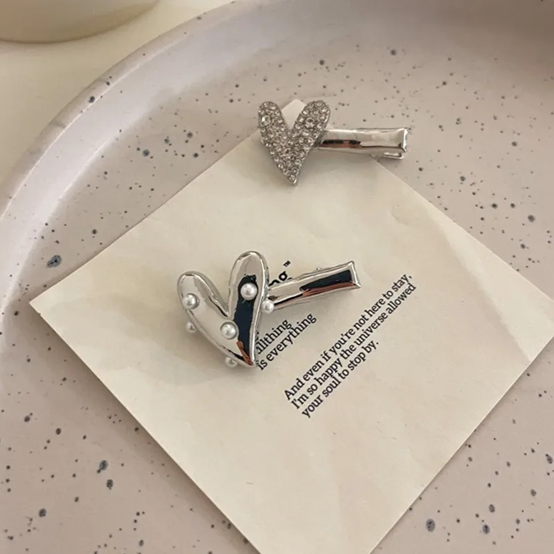 Заколки для волос с кристаллами и жемчугом серебристые |