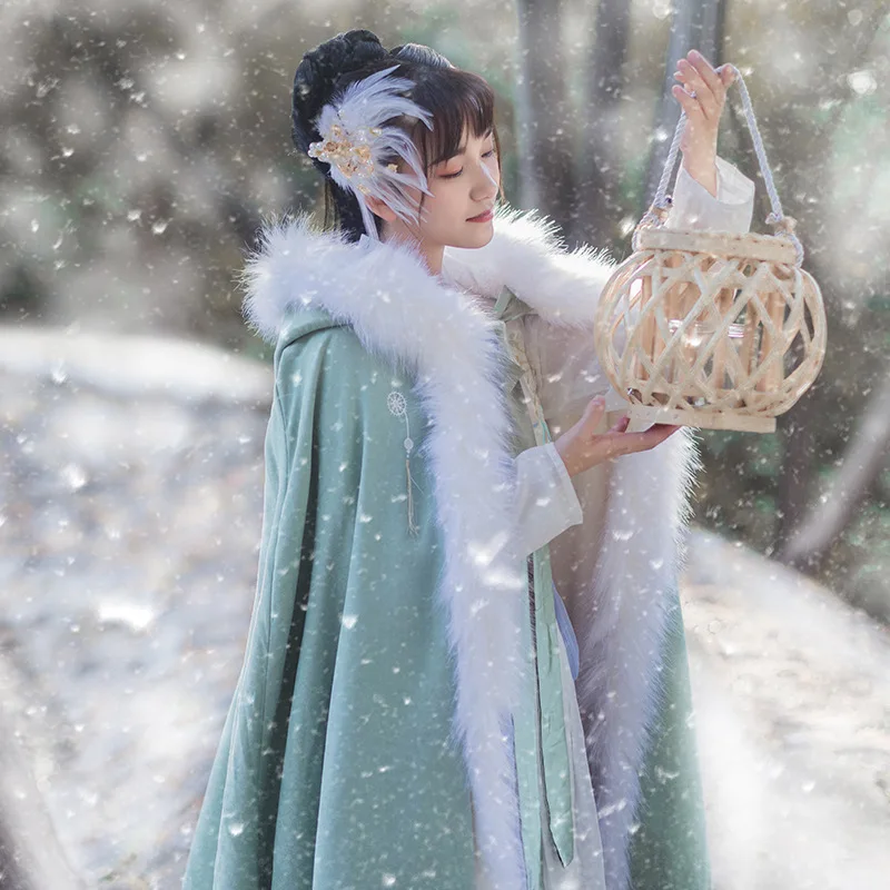 

Free shipping Traditional original new Hanfu hooded cloak Plush winter coat big hair collar Cape retro women's make-up