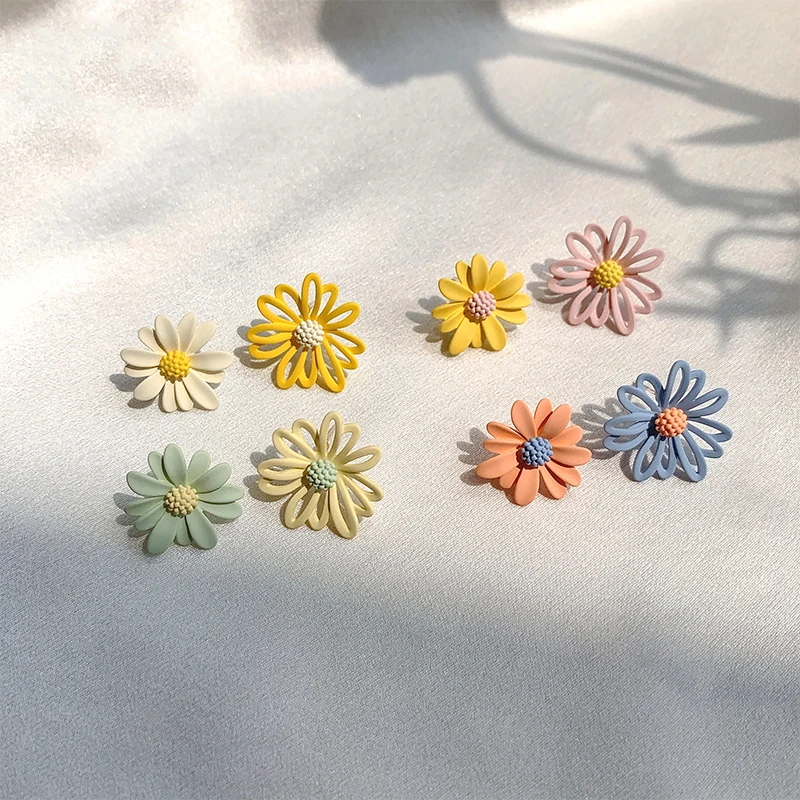 Женские асимметричные серьги гвоздики классические ажурные с желтым цветком