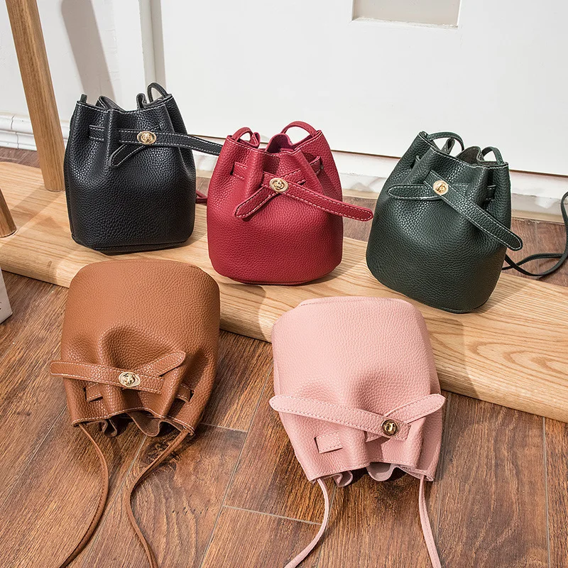 

Women Large Capacity Bucket Crossbody Bags New Style Fashion Mini Wide Strap Shoulder Fur Ball Messager Bags Handbag