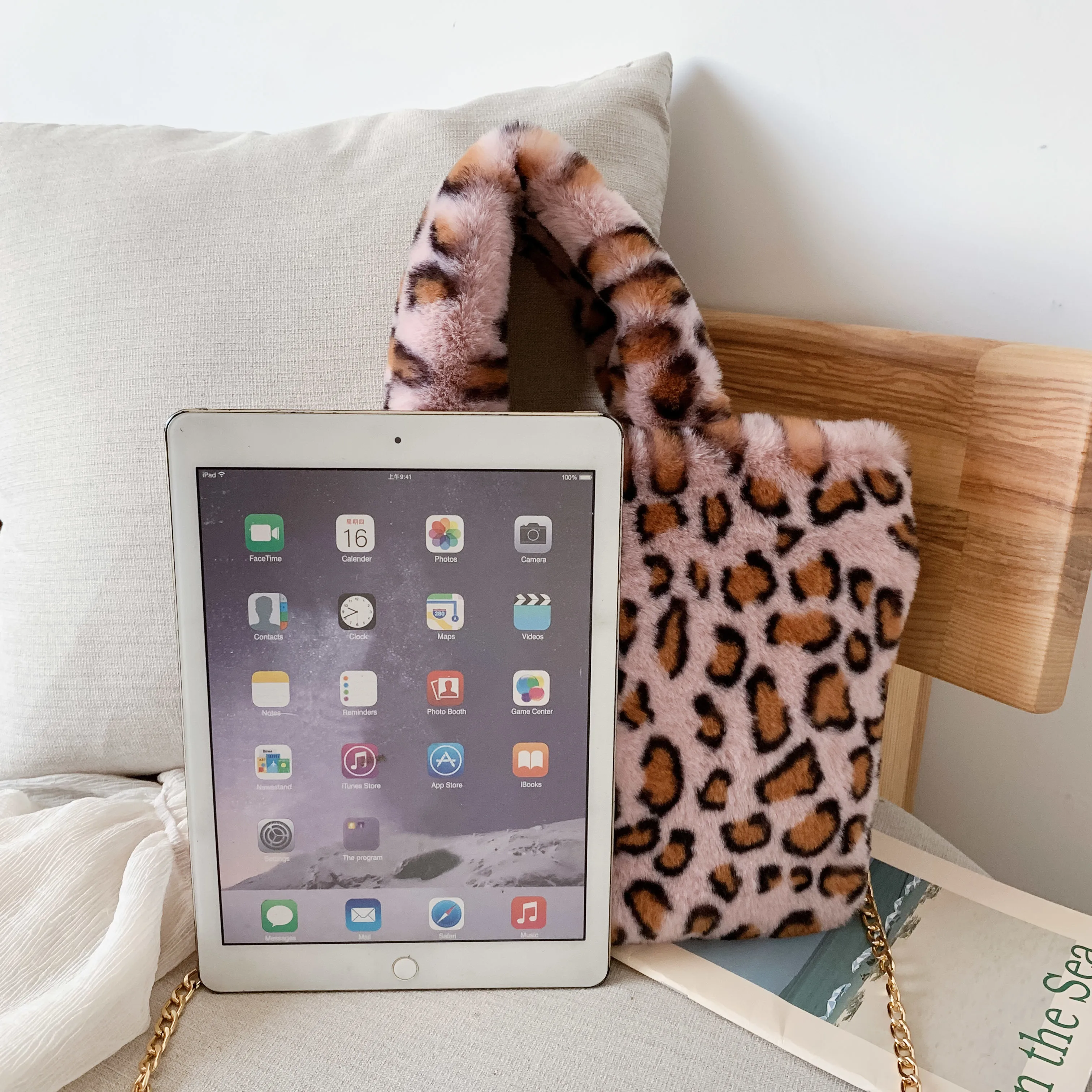 

Winter new fashion shoulder bag female leopard female bag chain large plush winter handbag Messenger bag soft warm fur bag