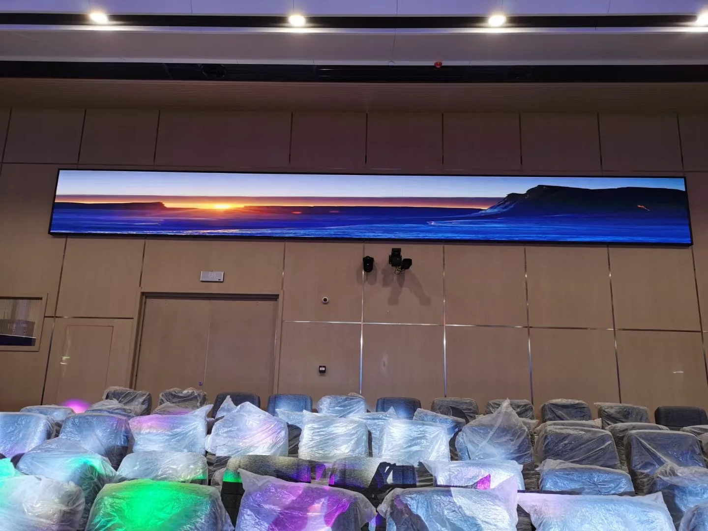 Комнатный полноцветный светодиодный дисплей Kinglight SMD P3 3x2 для конференц-зала |
