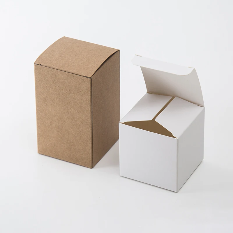 Белая коробка из крафт-бумаги для подарка косметических свечей кремов бутылок