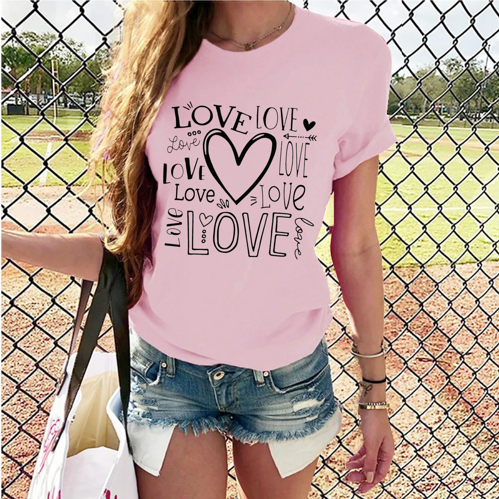 

Женская футболка с коротким рукавом и принтом в виде сердечек