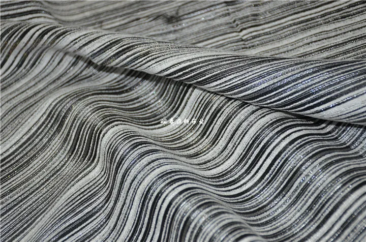 Бесплатная доставка 100% вискоза флокирующая ткань полосатая в 3D стиле черно-белая