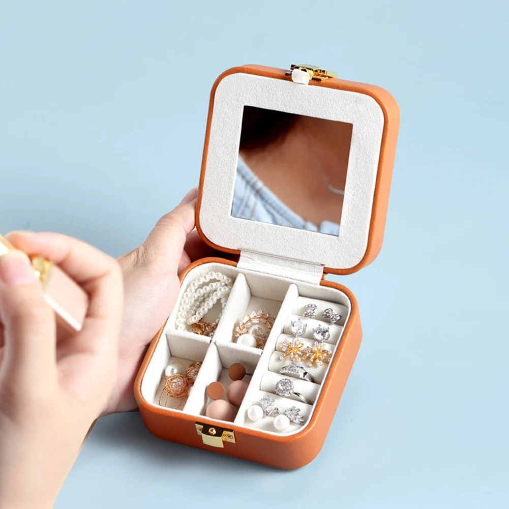 

Футляр для хранения ювелирных изделий из искусственной кожи для женщин и девушек, портативный однотонный миниатюрный бокс с кольцами, для о...