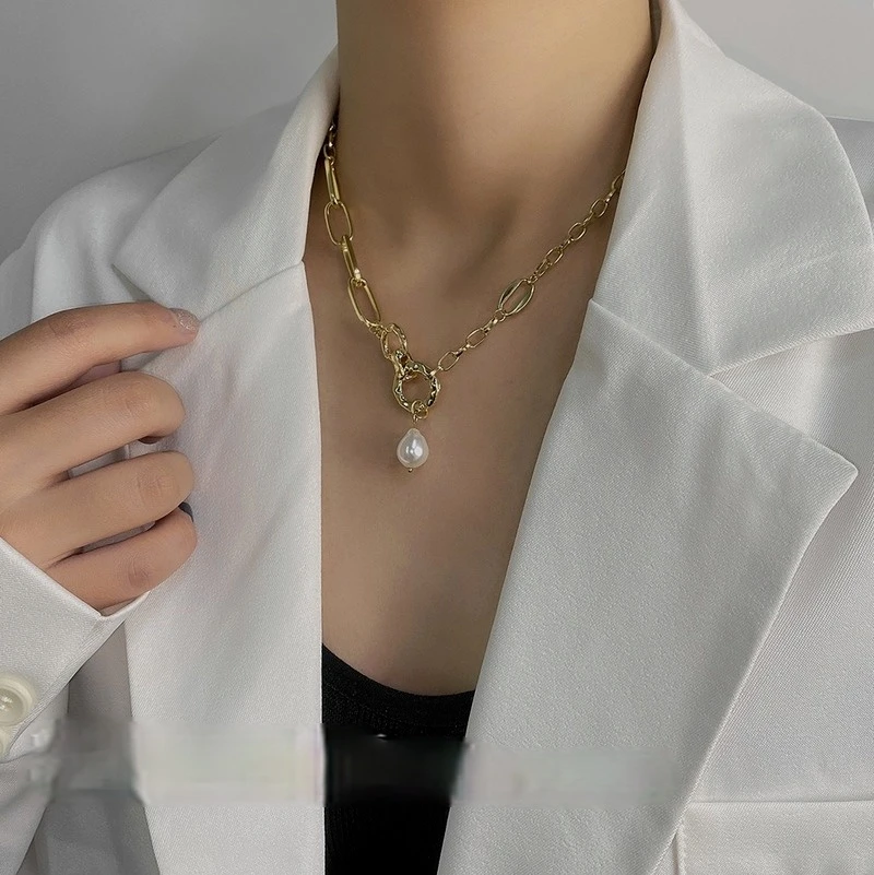 

U-Magical Baroque Freshwater Irregular Pearl Pendant Necklace for Women Asymmetry Round Chunky Chain Metal Necklace Jewelry