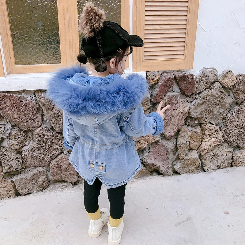 Коллекция года зимняя джинсовая куртка для девочек с меховым капюшоном меховые