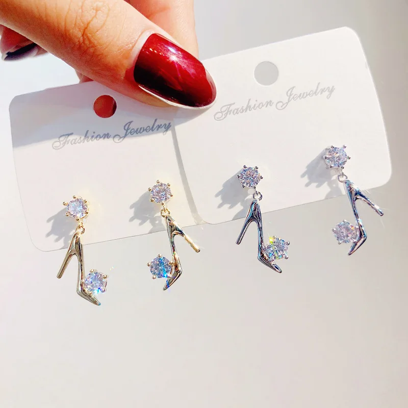 Милые женские серьги гвоздики с кристаллами на высоком каблуке золотистого