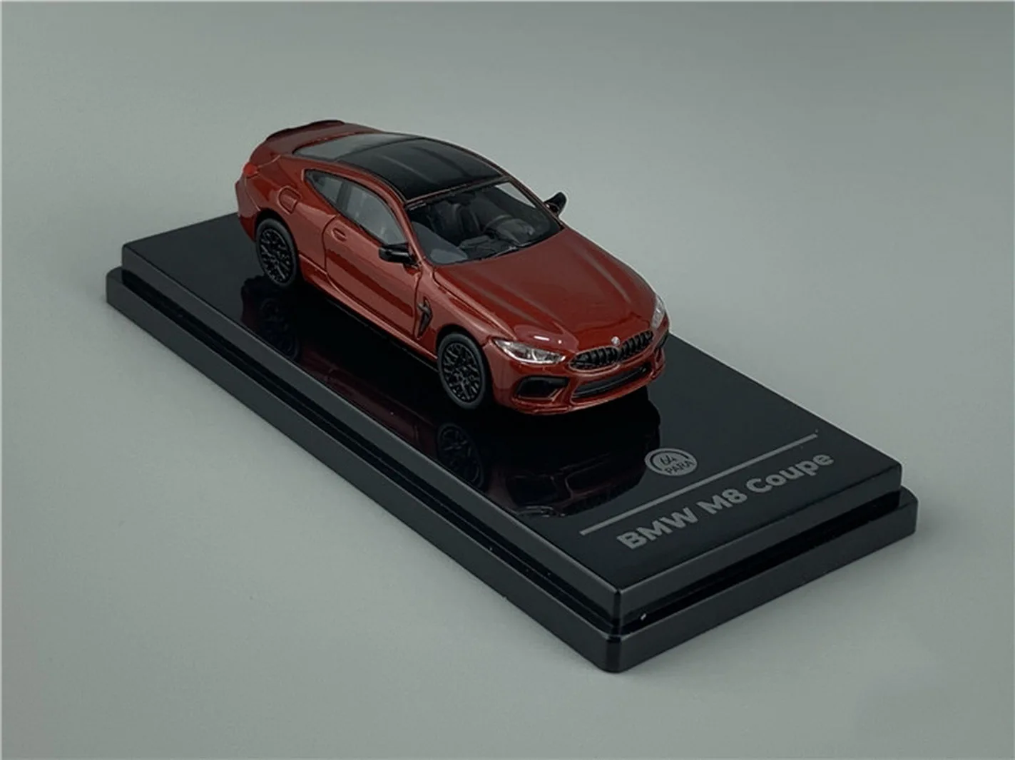 Коллекционная красная модель автомобиля из литого под давлением в масштабе