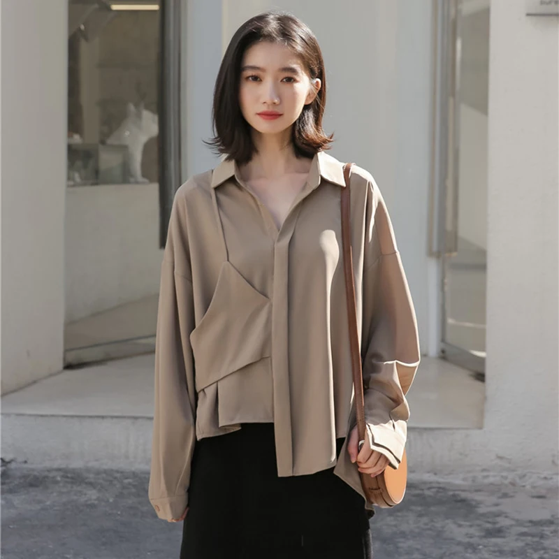 

[EAM] Women Camel Irregular Split Big Size Blouse New Lapel Long Sleeve Loose Fit Shirt Fashion Tide Spring Autumn 2021 1X738