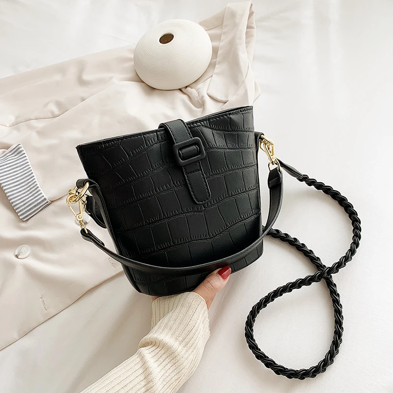 

2021 New Woman Shoulder Bag High Quality PU Chain Diagonal Small Bag Luxury Designer Handbag Underarm Bag 2021 Summer Female Bag