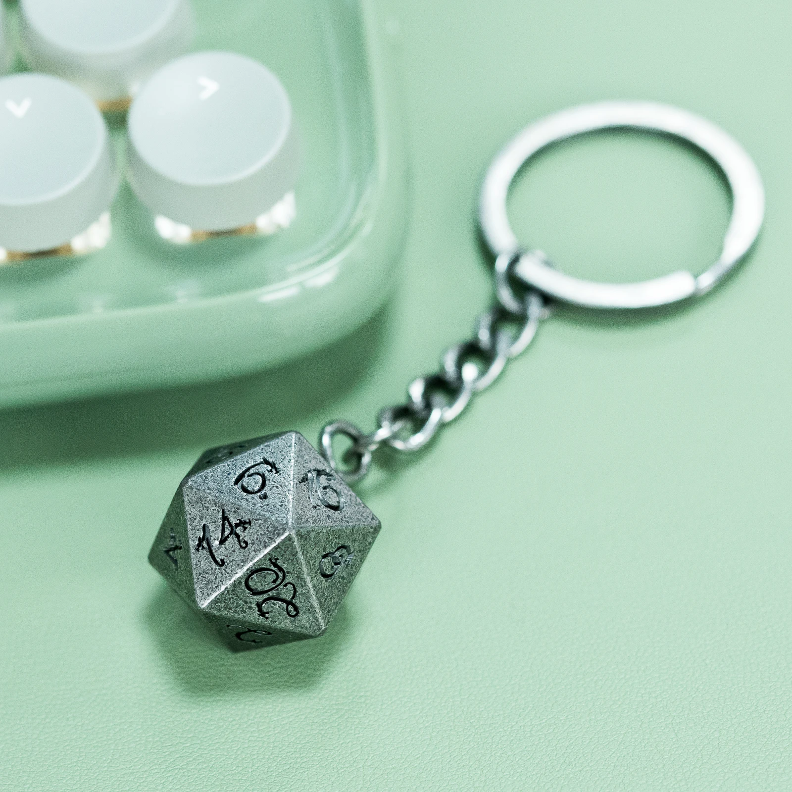 Металлический брелок Cusdie D20 с игральной костью драконом серебристый креативный