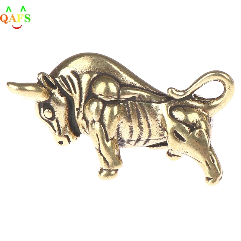 

Mini Portable Retro Brass Wall Street Bull Statue Sculpture Hand Toy Gift Keychain Ornament Home Office Desk Decorative Ornament