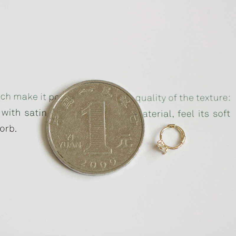 Индивидуальные маленькие серьги с четырьмя листьями и цветами чистые золотым