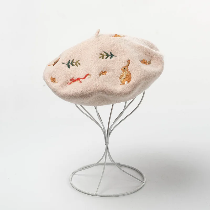 

Korean Autumn and Winter New Mori Rabbit Squirrel Leaves Embroidered Wool Wool Beret Artist Hat Wool Hat