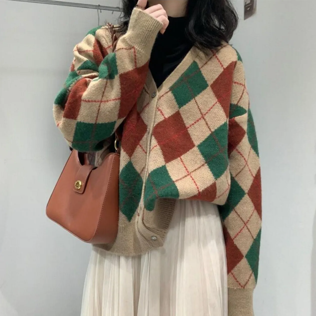 Женский вязаный кардиган с V-образным вырезом в клетку |