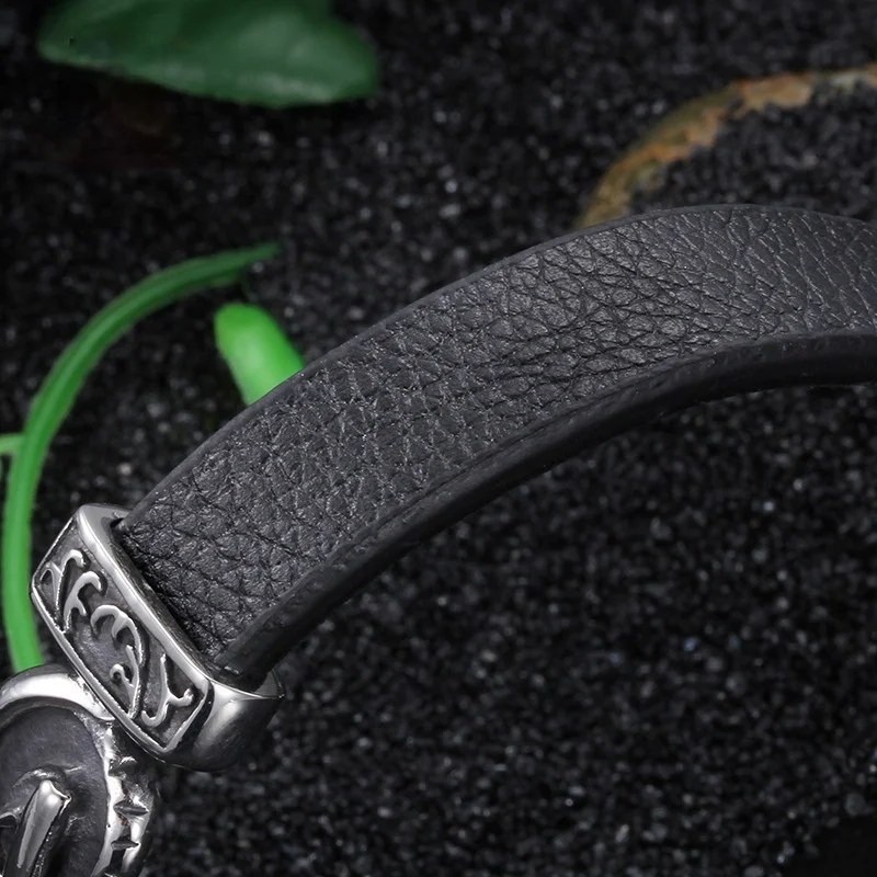 Уникальный мужской браслет из нержавеющей стали с мотоциклетным оберегом и кожаными вставками.