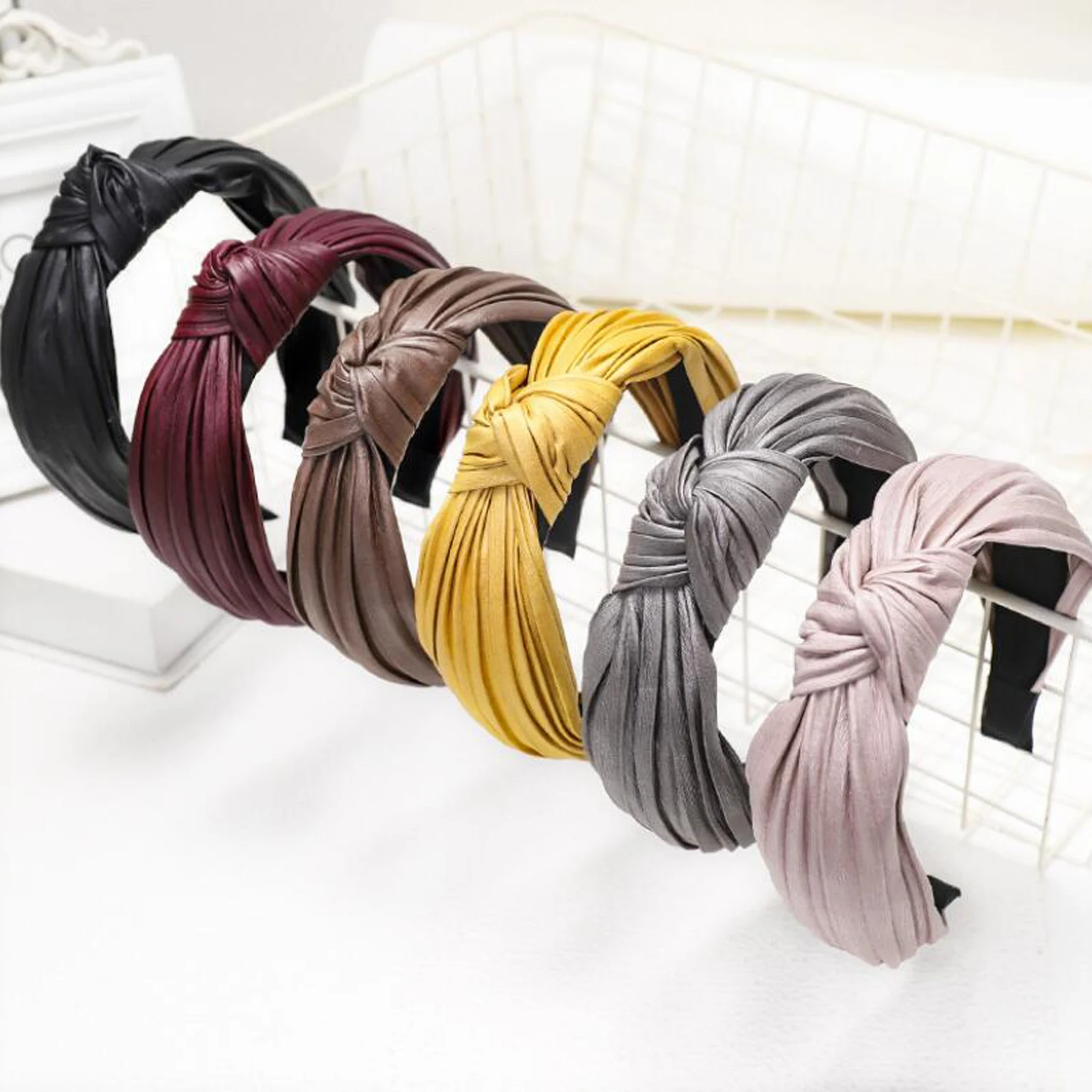 Женская повязка на голову из искусственной кожи осенняя однотонная с мелким