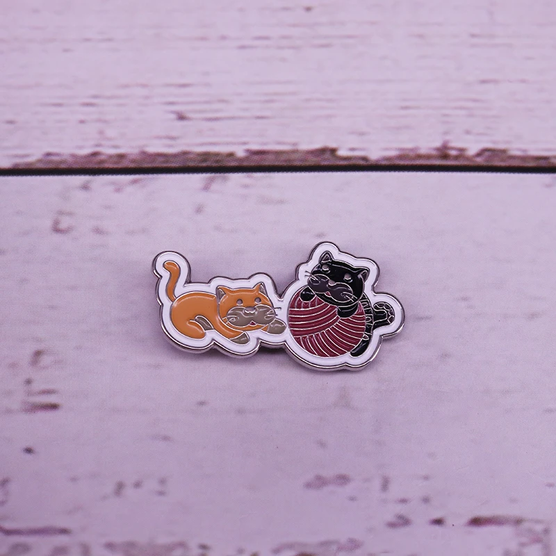 Эмалированная заколка в виде милых кошек играющих с шерстяным шариком детский