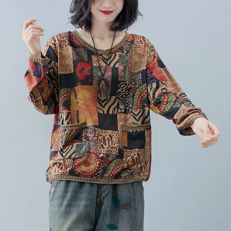 Свитер женский демисезонный трикотажный с принтом в виде газет и бабочек длинным