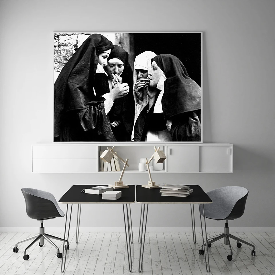 Черно-белый плакат с винтажными фотографиями курительных монахин забавная