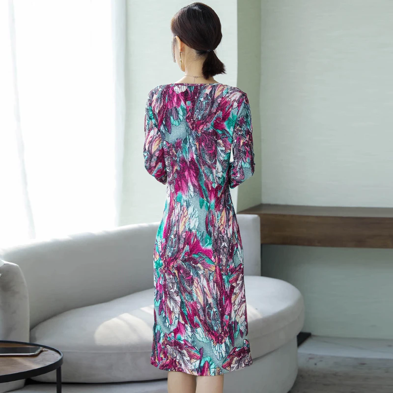 Женское длинное летнее платье облегающее с длинным рукавом и V-образным вырезом