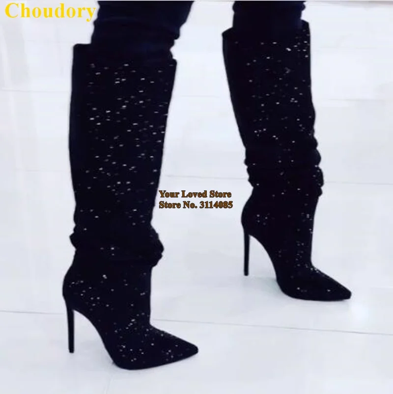 Черные блестящие сапоги на высоком каблуке с острым носком от Choudory до колена