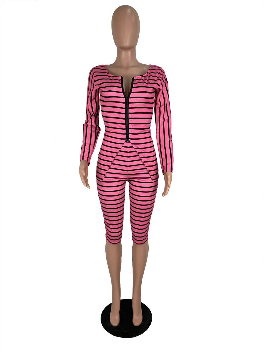 Осенний вязаный женский комплект в полоску с открытыми плечами на молнии длинным